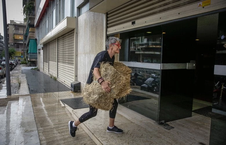Η ακτιβίστρια που πέταξε σανό στα γραφεία των ΑΝΕΛ: Μας ταΐζουν χρόνια τώρα- Έπρεπε να πάρουν λίγο πίσω (βίντεο)